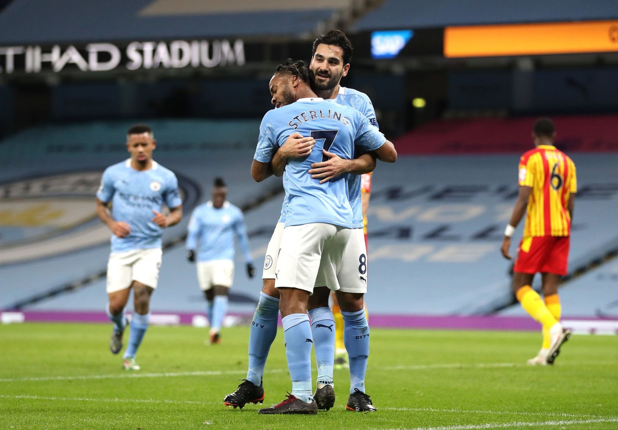 推到了舆论 推到了舆论